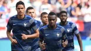 Raphael Varane (links) wurde 2018 Weltmeister mit Frankreich und muss seine Karriere nun mit 31 ...