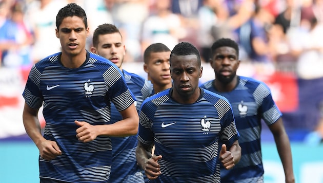 Raphael Varane (left) became world champion with France in 2018 and must now end his career at the age of 31. (Bild: AFP/APA/Jewel SAMAD)