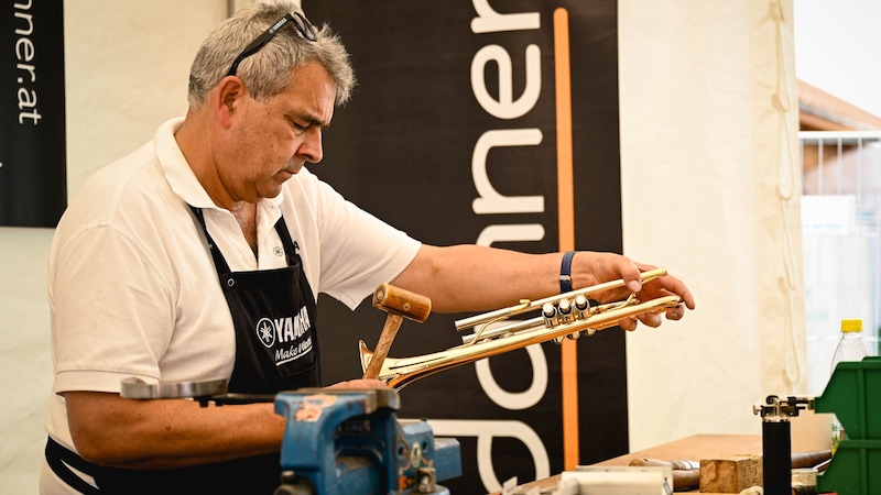 In der Werkstatt von Danner sind sechs Instrumentenbauer tätig, die bei Veranstaltungen auch direkt vor Ort Trompeten und Co. wieder fit machen. (Bild: Wenzel Markus)