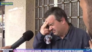 Ein Reporter hält das Mikrofon, sein Kollege berührt Lorenzo Carbone mitfühlend am Oberarm – hier gesteht der 50-Jährige den Mord an seiner Mutter! (Bild: Pomeriggio5/Canale5)