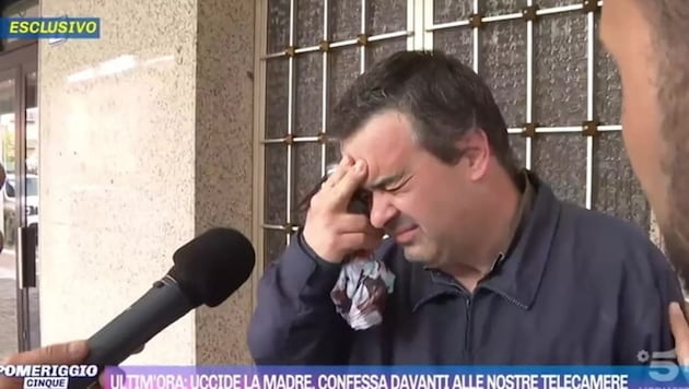 A reporter holds the microphone, his colleague touches Lorenzo Carbone sympathetically on the upper arm - here the 50-year-old confesses to the murder of his mother! (Bild: Pomeriggio5/Canale5)