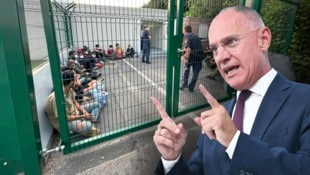 Innenminister Gerhard Karner (ÖVP) kündigt massiven Widerstand gegen das geplante Aufnahmelager für illegale Migranten an der Grenze zu Österreich an.  (Bild: Christian Schulter, APA)