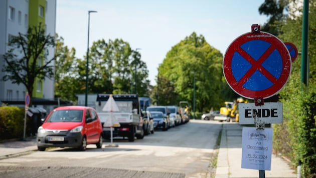 The renovation of the buildings and the road surface near the Wels train station is causing great displeasure among the tenants. (Bild: Markus Wenzel)