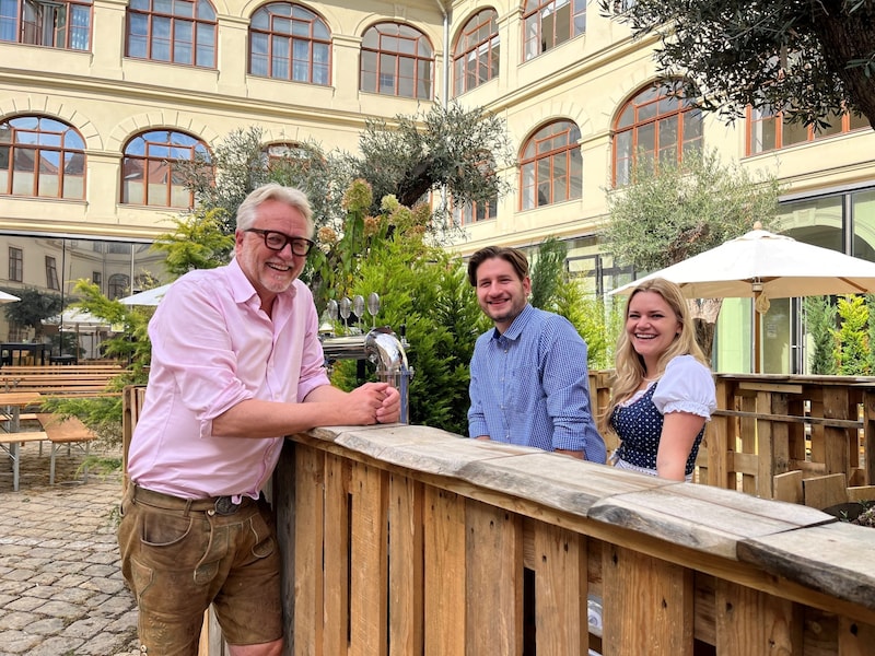 Investor Florian Bollen mit Kellnern Marko Moschitz und Johanna Sticker im „Steingarten“. (Bild: Fanny Gasser)