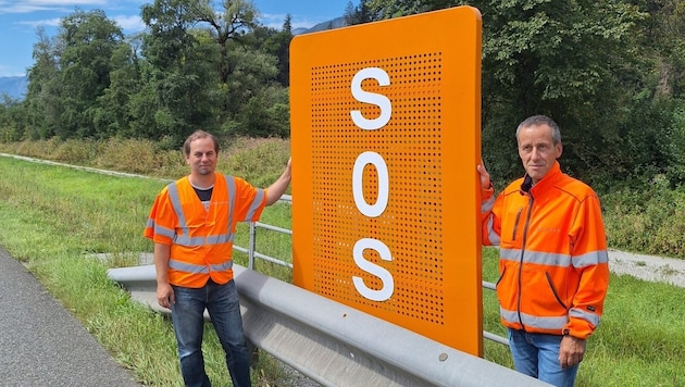 Gabriel Rott (li.) und Christoph Zappulla vor einer der erneuerten Säulen. (Bild: Asfinag)