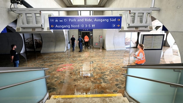 On Monday, ÖBB representatives took a look at the current situation at Tullnerfeld station. (Bild: APA Pool/APA/HELMUT FOHRINGER)