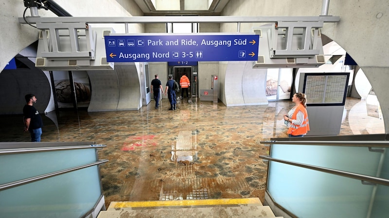 Am Montag besuchten einige ÖBB-Vorstände den Bahnhof Tullnerfeld, um sich ein Bild der aktuellen Lage zu machen.  (Bild: APA Pool/APA/HELMUT FOHRINGER)