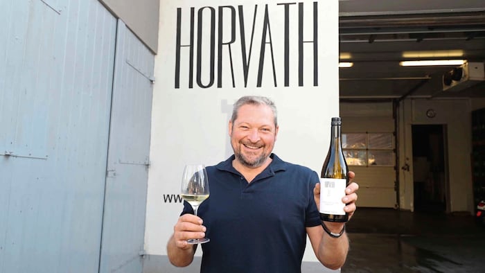 Günter Horvath zeigt mit der Ried Altenberg Reserve Merlot auf.