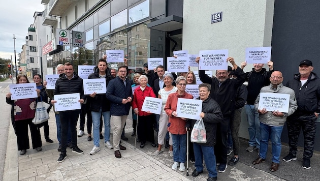 Protest der Anrainer mit FPÖ-Beteiligung vor der Wohnanlage (Bild: FPÖ Wien)