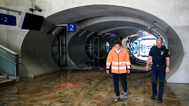 Der Bahnhof Tullnerfeld steht teils noch immer unter Wasser (Bild: APA Pool/APA/HELMUT FOHRINGER)