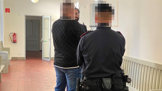 Der Hauptangeklagte mit seinem Anwalt unmittelbar vor der Verhandlung am Landesgericht Feldkirch. (Bild: Dorn Chantall/Krone KREATIV)