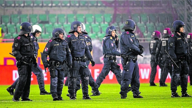 Die Polizei musst wiederholt einschreiten. (Bild: GEPA/GEPA pictures)