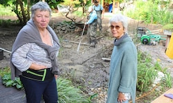Das Grundstück von Irmgard Slanar und Regine Kalisch ist verwüstet. Das Haus nicht mehr ...