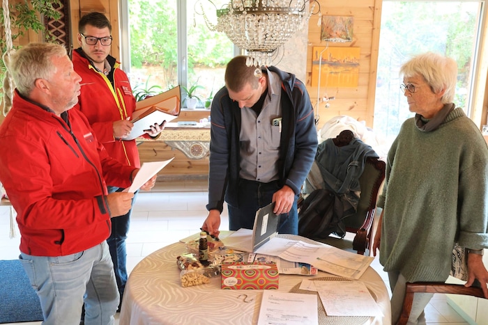Die Hochwasserkommission der Stadt Wien begutachtet die Schäden direkt vor Ort.