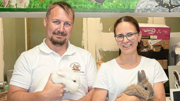 Das Ehepaar Peter und Carina Werbik betreiben den Verein „Ein Herz für Wildtiere“ und kümmern sich rührend um ihre Schützlinge.  (Bild: Seebacher Doris)