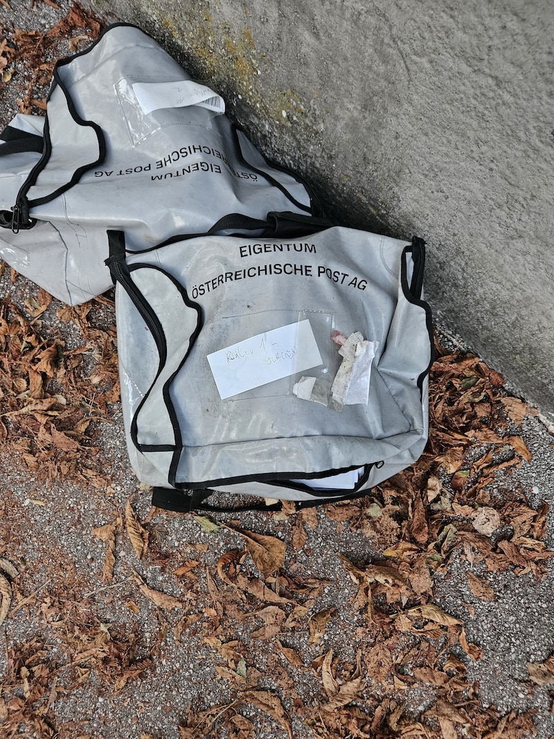 Two mail bags were left lying around in Wels. (Bild: zVg)