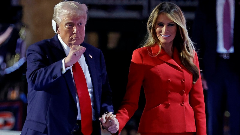 Eines der wenigen gemeinsamen Auftritte von Donald und Melania Trump im aktuellen Wahlkampf (Bild: APA/AFP/KAMIL KRZACZYNSKI)