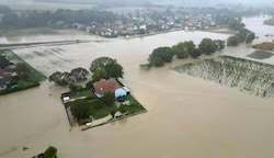 Das Ausmaß der Hochwasserkatastrophe in den ländlichen Regionen Niederösterreichs wird erst jetzt so richtig sichtbar. Besondere Hilfe kommt von einem reichen Salzburger. (Bild: HELMUT FOHRINGER)