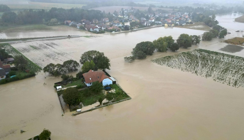 The extent of the flood disaster in the rural regions of Lower Austria is only now really becoming apparent. Special help comes from a rich man from Salzburg. (Bild: HELMUT FOHRINGER)