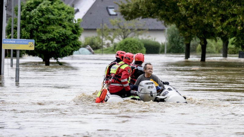 Rescue operation by the fire department in the flood region (Bild: Imre Antal)