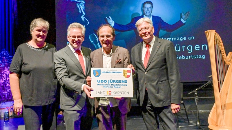 The Magdalensberg music school can now bear the name Udo Jürgens. Brother Manfred Bockelmann, LH Kaiser, mayor and school representatives. (Bild: Evelyn Hronek/EVELYN HRONEK)