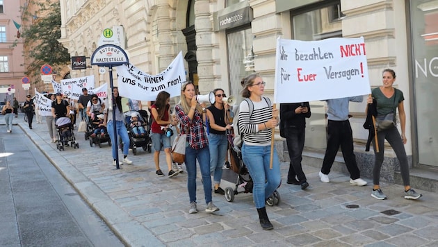 Lautstark gingen in Wien aufgebrachte Mütter auf die Straße, um gegen entzogenes Weiterbildungsgeld zu demonstrieren.   (Bild: Jöchl Martin)