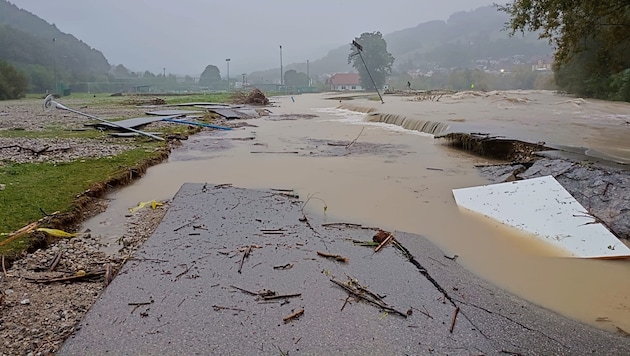 The L5232 near Königsbach was washed away by the strong current of the flood. The entire area there is washed away. Just one of more than 40 major challenges that will keep the Lower Austrian Road Service busy for some time to come. (Bild: NÖ Straßendienst)