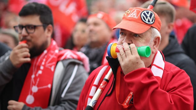 Zum Auftakt der Lohnrunde versammelten sich zahlreiche VW-Arbeiter in Hannover. (Bild: AFP/Ronny HARTMANN)