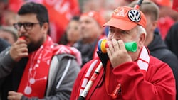 Zum Auftakt der Lohnrunde versammelten sich zahlreiche VW-Arbeiter in Hannover. (Bild: AFP/Ronny HARTMANN)