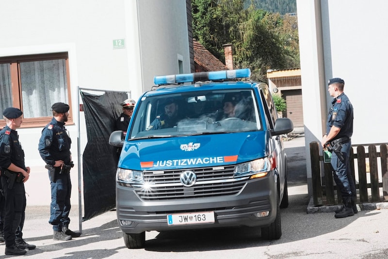 Nach einer guten Stunde brachten Justizwachebeamten den Burschen zurück in die Justizanstalt Leoben. (Bild: Pail Sepp)