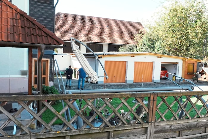 Der Hinterhof des Einfamilienhauses, in dem es zur Horror-Tat kam.