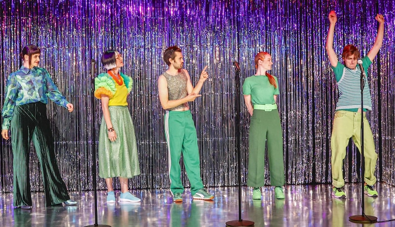 In keeping with the signal color of the short messaging service, the ensemble also appears in green costumes (Bild: Tschepp Markus)