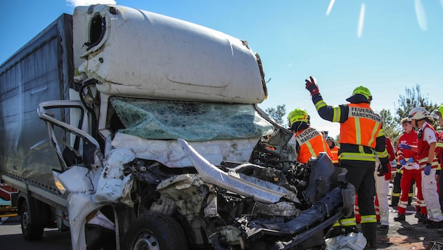 Die Fahrerkabine wurde völlig demoliert. (Bild: Matthias Lauber/laumat.at)