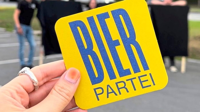 Die Querfinanzierung über Fanartikel im Webshop von Turbobier kommt Parteichef Dominik Wlazny ...