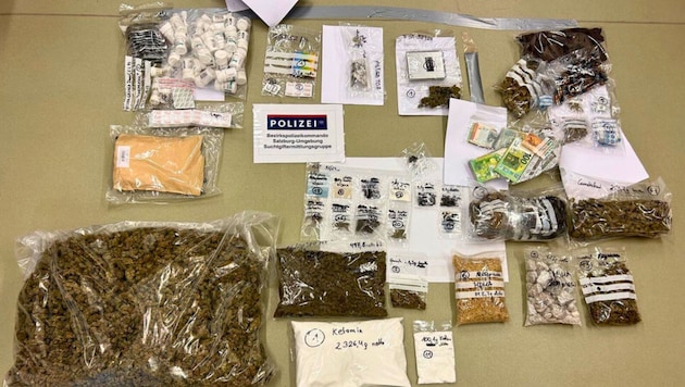 Bei Hausdurchsuchungen wurden zudem acht Kilo Cannabis und tausende Tabletten konfisziert. (Bild: LPD Salzburg)