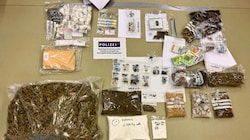 Bei Hausdurchsuchungen wurden zudem acht Kilo Cannabis und tausende Tabletten konfisziert. (Bild: LPD Salzburg)