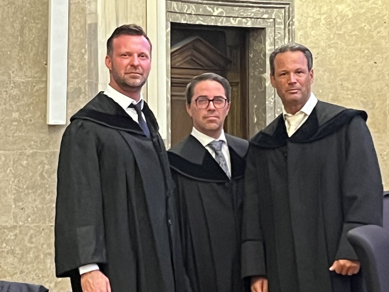 The three defendants are represented by Philipp Wolm, Philipp Wohlmacher and Andreas Mauhart (from left). (Bild: Anja Richter)