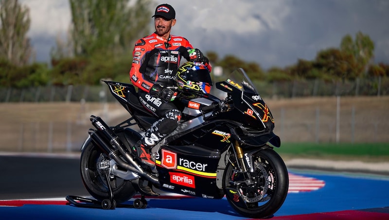 When Max Biaggi sits on it, the replica looks even more real. (Bild: Aprilia)