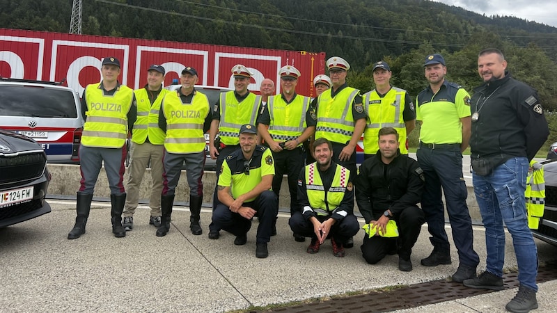 Gruppenfoto der Einsatzkräfte mit den ausländischen Kollegen (Bild: Klaus Loibnegger)