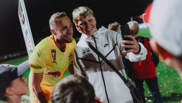 The fans celebrated the return of goalkeeper Schlager. (Bild: Michael Meindl - FC Red Bull Salzburg)