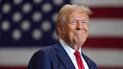 Donald Trump musste selbst lachen und teilte das KI-generierte Bild von sich als Papst. (Bild: AP/Evan Vucci)