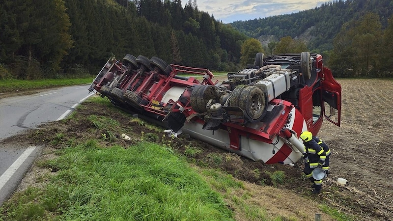 Am Lkw entstand erheblicher Sachschaden (Bild: FF Wieting)