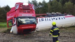 Noch immer liegt das Wrack neben der Bundesstraße (Bild: FF Wieting)