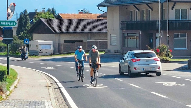 Bodenmarkierungen auf der Straße weißen auf die neue Regelung im Treffner Ortskern hin! (Bild: Marktgemeinde Treffen)