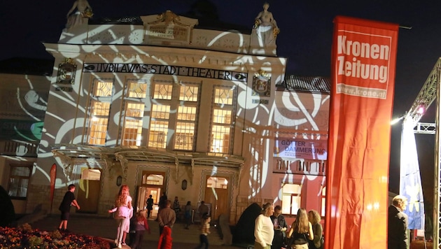 Sammelstelle ist der Treffpunkt Museum vor dem Stadttheater, wo Tickets und alle Infos warten. (Bild: Rojsek-Wiedergut Uta)