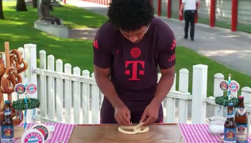 Serge Gnabry as a pretzel baker. (Bild: Glomex/Ran)