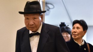 Iwao Hakamada  mit seiner Schwester Hideko