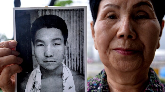 Iwaos Schwester Hideko zeigt ein Foto ihres Bruders in jungen Jahren.