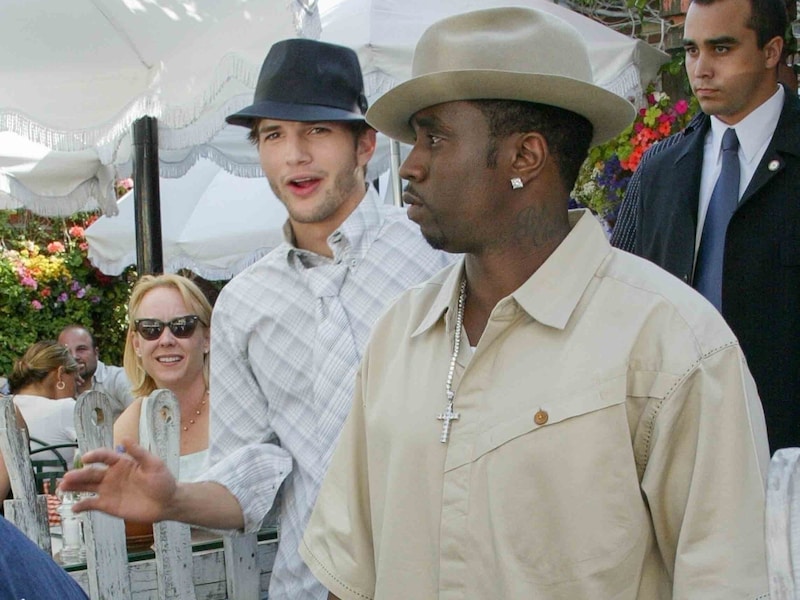 Kutcher und Diddy, der sich damals noch Puff Daddy nannte, bei einem gemeinsamen Lunch im „The Ivy“ im Jahr 2003 (Bild: Photo Press Service/www.pps.at)