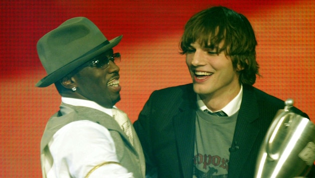 P. Diddy and Ashton Kutcher at an awards ceremony in the early 2000s. The actor is said to have been a welcome guest at the rapper's celebrity parties at the time. (Bild: APA Pool/Getty Images North America / AFP)